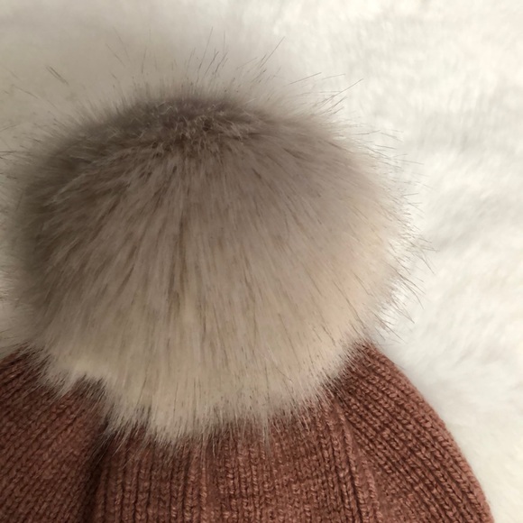 NWT Aritzia Main Character Pom Pom beanie - Picture 5 of 5